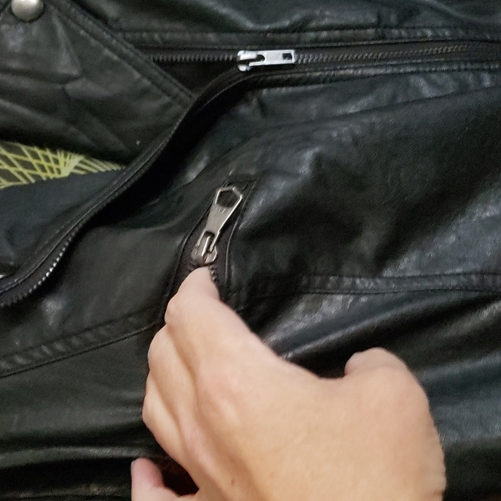 Vest - Picture 9 of 11